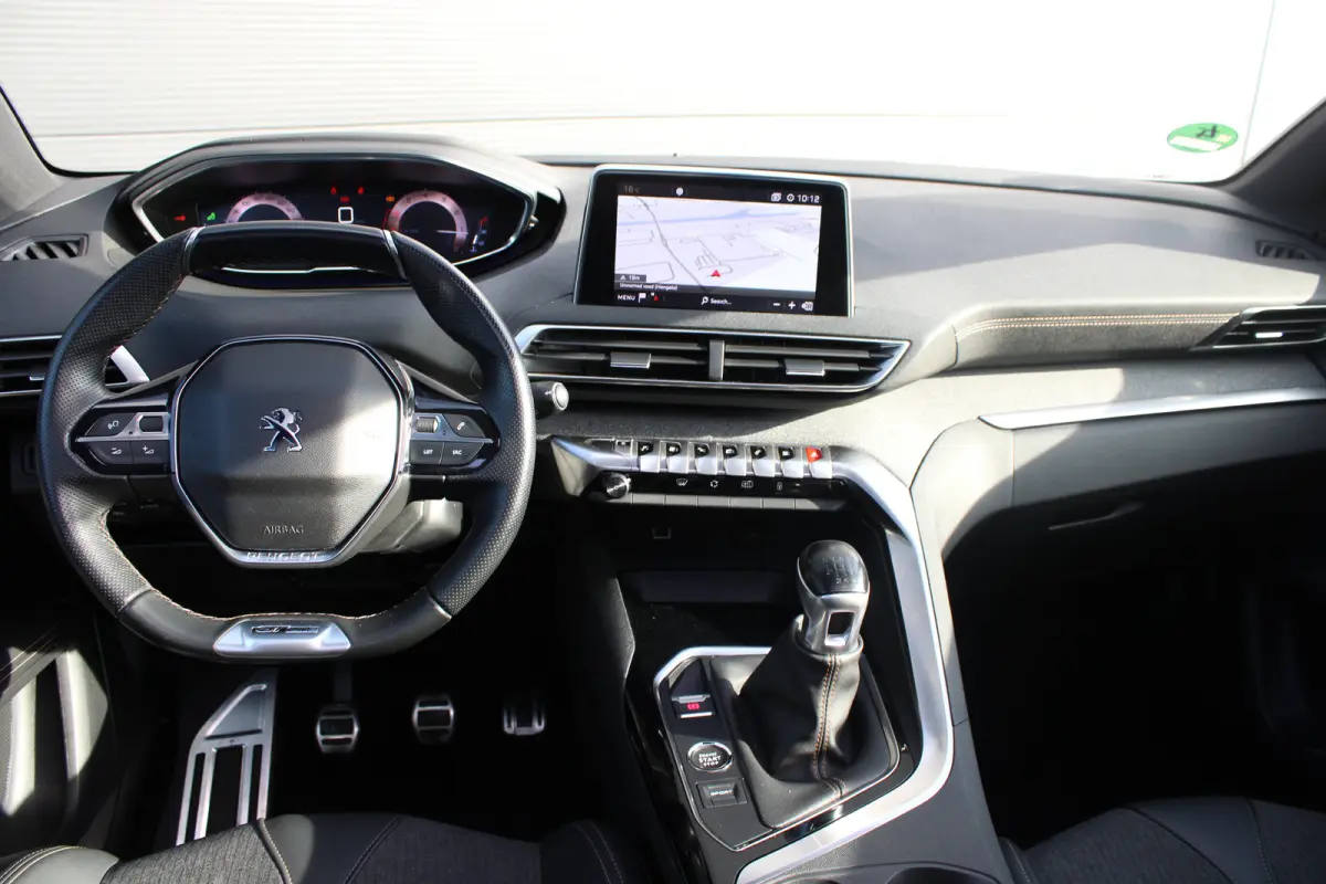 1.2 PureTech 130pk GT Line | Navigatie | Camera | Panorama/schuifdak | Trekhaak | Full LED | 67.000km | NL auto |