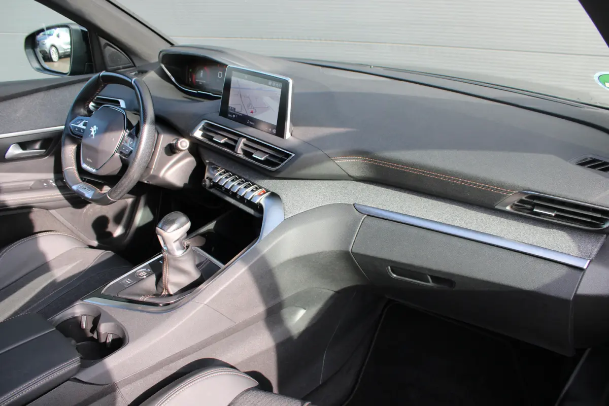 1.2 PureTech 130pk GT Line | Navigatie | Camera | Panorama/schuifdak | Trekhaak | Full LED | 67.000km | NL auto |