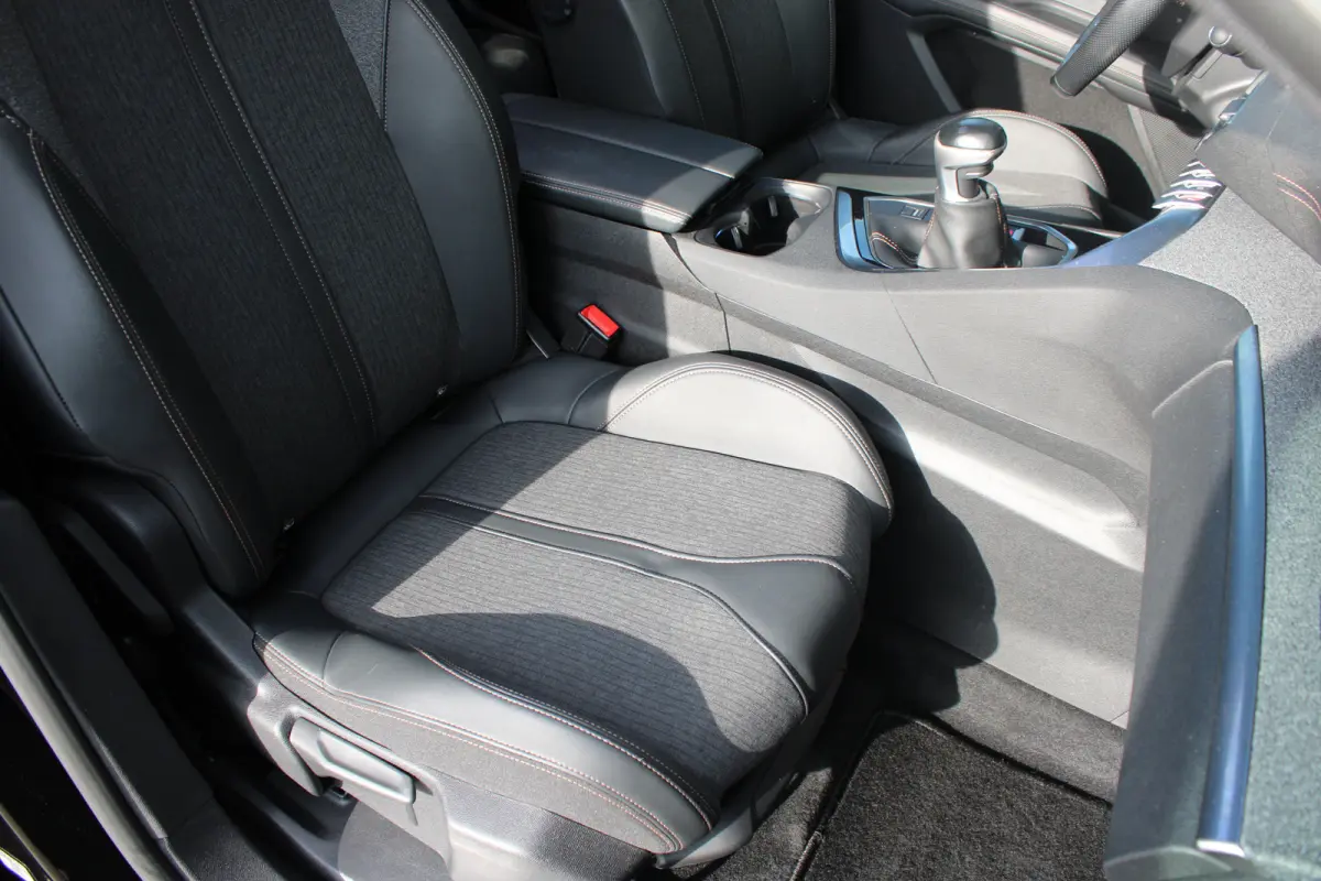 1.2 PureTech 130pk GT Line | Navigatie | Camera | Panorama/schuifdak | Trekhaak | Full LED | 67.000km | NL auto |