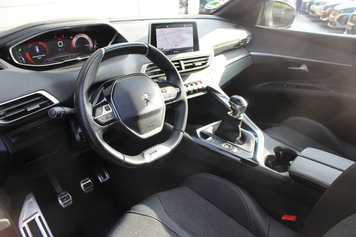 1.2 PureTech 130pk GT Line | Navigatie | Camera | Panorama/schuifdak | Trekhaak | Full LED | 67.000km | NL auto |