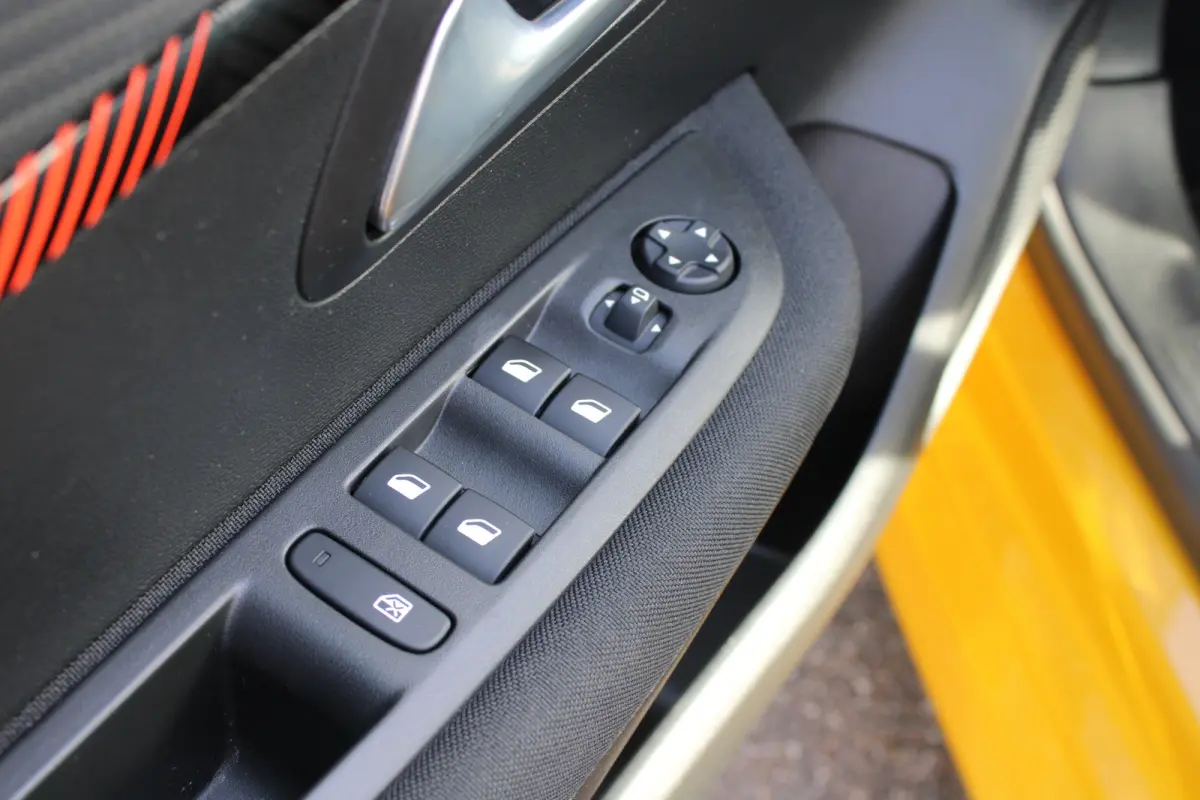 EV Active Pack 50 kWh | Fase 3 laden | SOH 97,13% | Navigatie | Apple carplay | NL auto | 1e Eigenaar | Dealer onderhouden | Parkeersensoren |