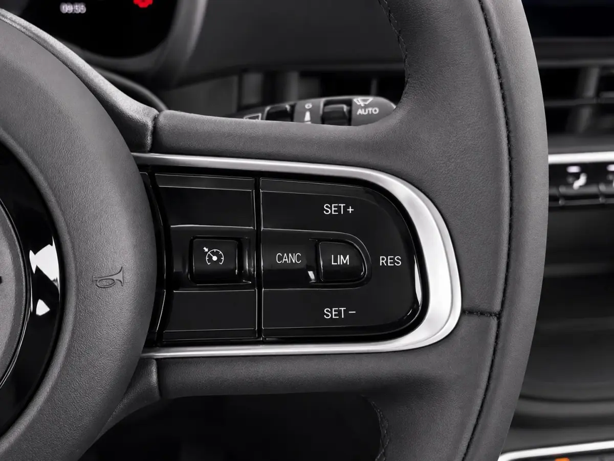 42 kWh Navigatie by Apple Carplay Android Auto camera Parkeersensoren rondom Dodehoekdetectie Cruise Control Stoelverwarming Keyless Entry Climate Control