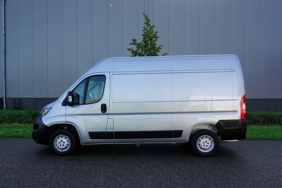 335 2.2 BlueHDi 165 L2H2 Asphalt |Camera |Cruise |Navi |Airco |Trekhaak |Parkeersensoren |Metallic |Lederen stuur |3500 KG |165 pk |Mooie camperbasis |EURO6D