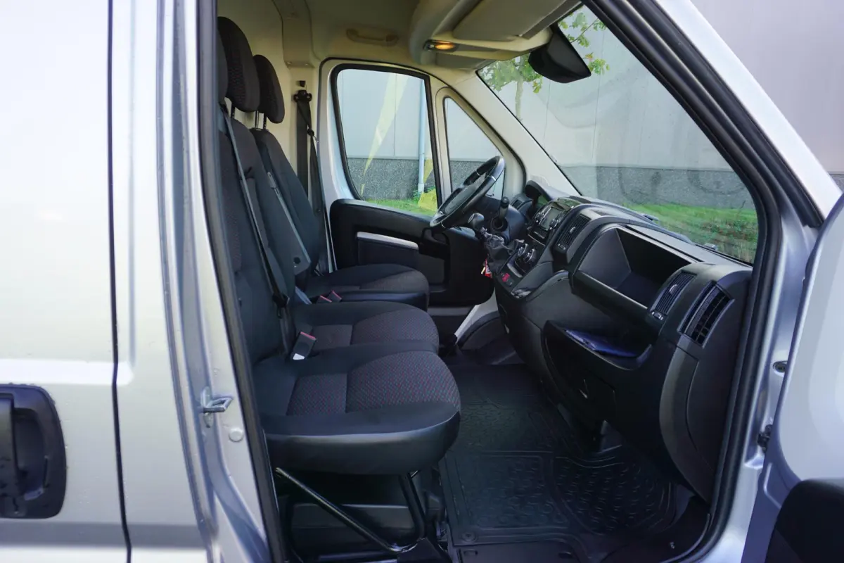335 2.2 BlueHDi 165 L2H2 Asphalt |Camera |Cruise |Navi |Airco |Trekhaak |Parkeersensoren |Metallic |Lederen stuur |3500 KG |165 pk |Mooie camperbasis |EURO6D