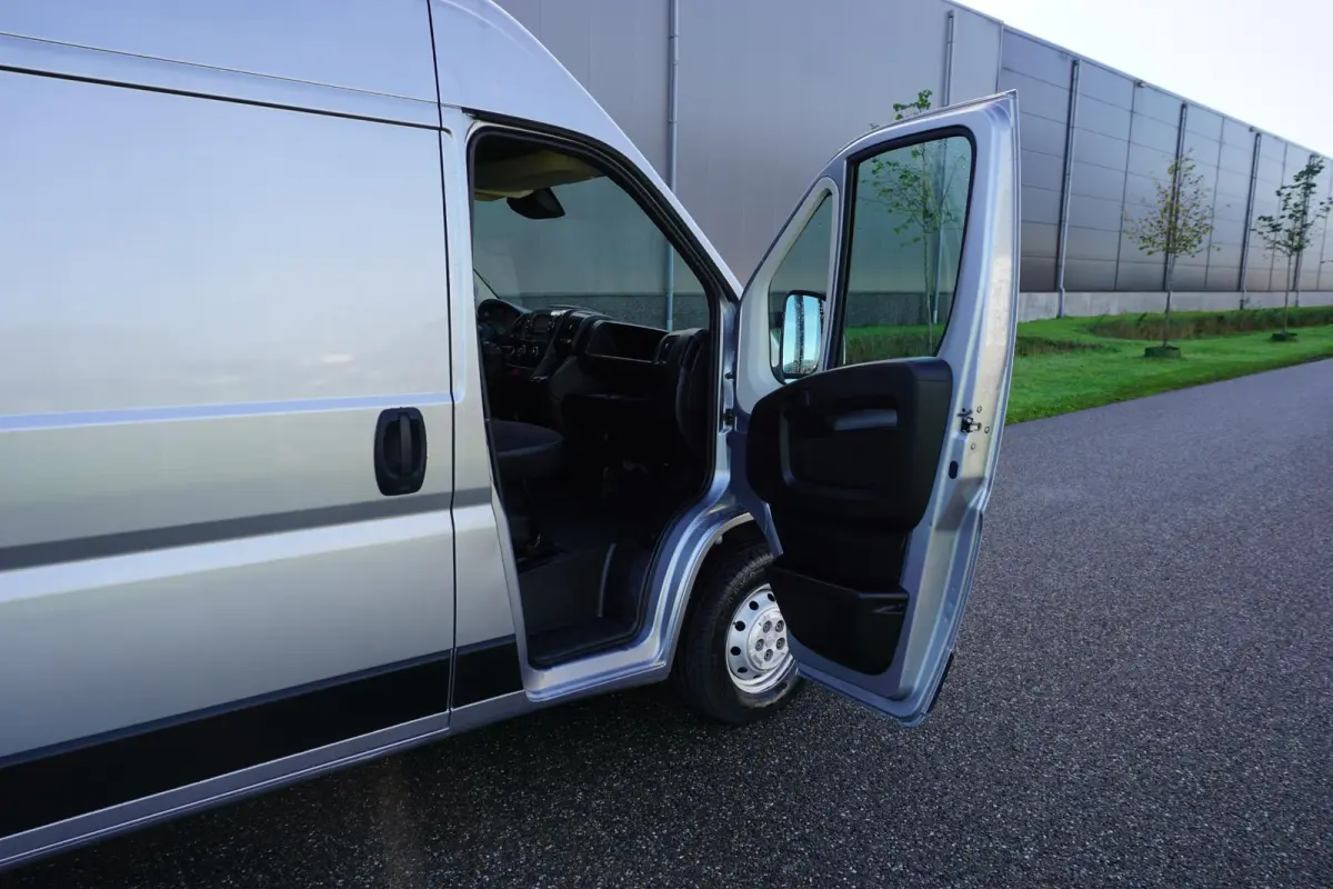 335 2.2 BlueHDi 165 L2H2 Asphalt |Camera |Cruise |Navi |Airco |Trekhaak |Parkeersensoren |Metallic |Lederen stuur |3500 KG |165 pk |Mooie camperbasis |EURO6D