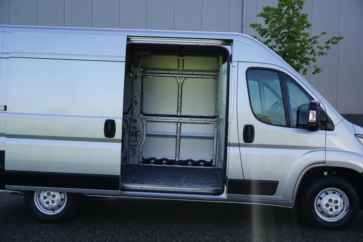 335 2.2 BlueHDi 165 L2H2 Asphalt |Camera |Cruise |Navi |Airco |Trekhaak |Parkeersensoren |Metallic |Lederen stuur |3500 KG |165 pk |Mooie camperbasis |EURO6D
