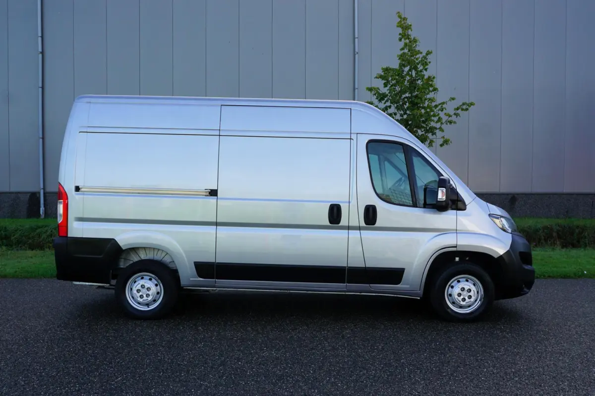 335 2.2 BlueHDi 165 L2H2 Asphalt |Camera |Cruise |Navi |Airco |Trekhaak |Parkeersensoren |Metallic |Lederen stuur |3500 KG |165 pk |Mooie camperbasis |EURO6D