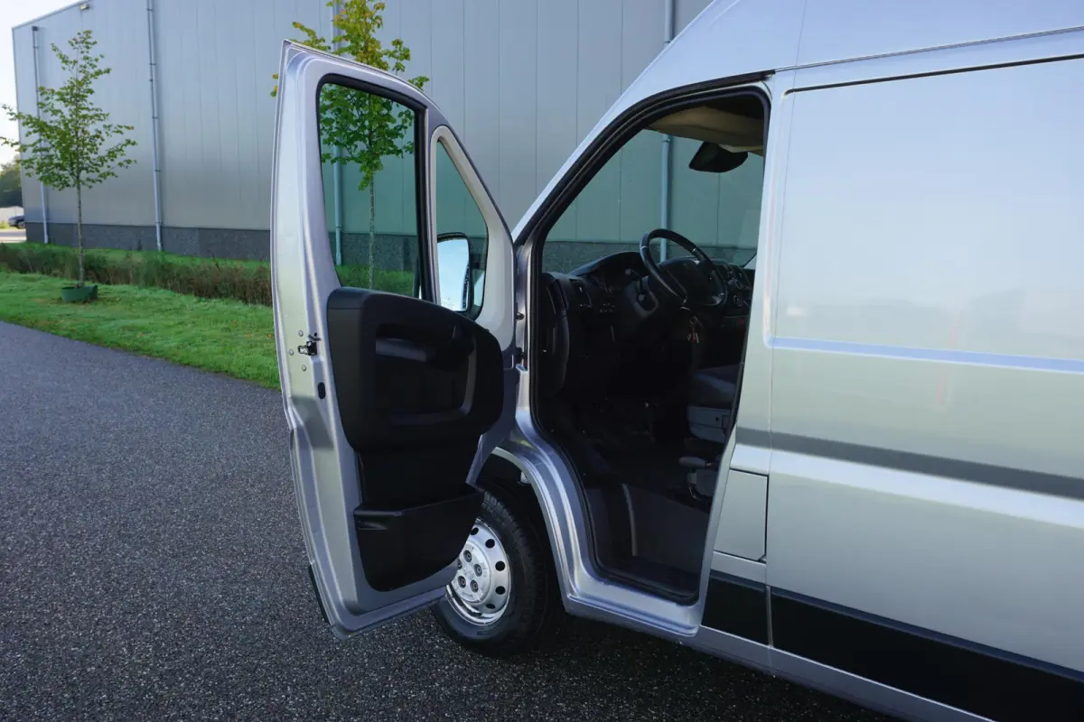 335 2.2 BlueHDi 165 L2H2 Asphalt |Camera |Cruise |Navi |Airco |Trekhaak |Parkeersensoren |Metallic |Lederen stuur |3500 KG |165 pk |Mooie camperbasis |EURO6D
