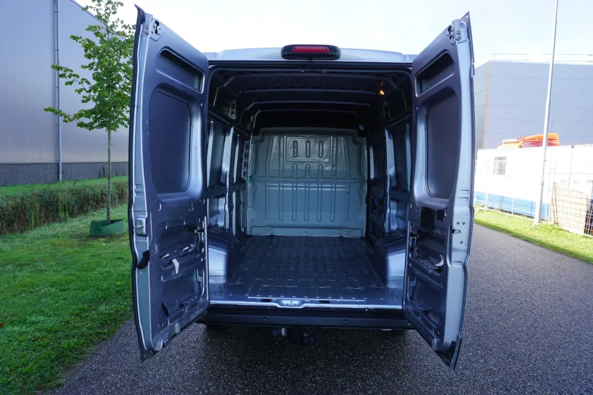 335 2.2 BlueHDi 165 L2H2 Asphalt |Camera |Cruise |Navi |Airco |Trekhaak |Parkeersensoren |Metallic |Lederen stuur |3500 KG |165 pk |Mooie camperbasis |EURO6D