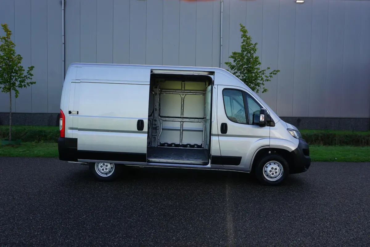 335 2.2 BlueHDi 165 L2H2 Asphalt |Camera |Cruise |Navi |Airco |Trekhaak |Parkeersensoren |Metallic |Lederen stuur |3500 KG |165 pk |Mooie camperbasis |EURO6D
