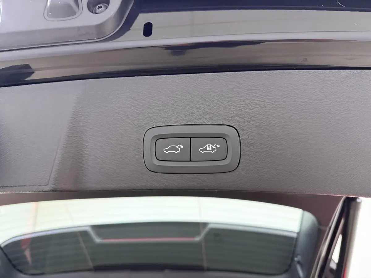 1.5 T4 Plug-in hybrid Plus Dark | Apple Carplay / Android Auto | Harman/Kardon | Parkeersensoren |