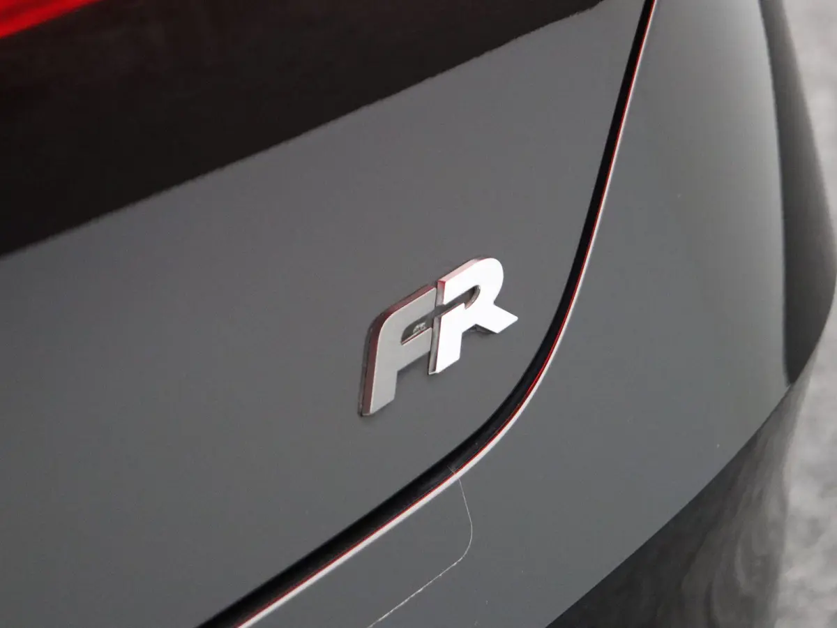 1.0 TSI FR Launch Edition | Climate Control | Stoel en Stuuverwarming | Cruise Control adaptief | Achteruitrijcamera | Sportstoelen | PDC voor en achter |