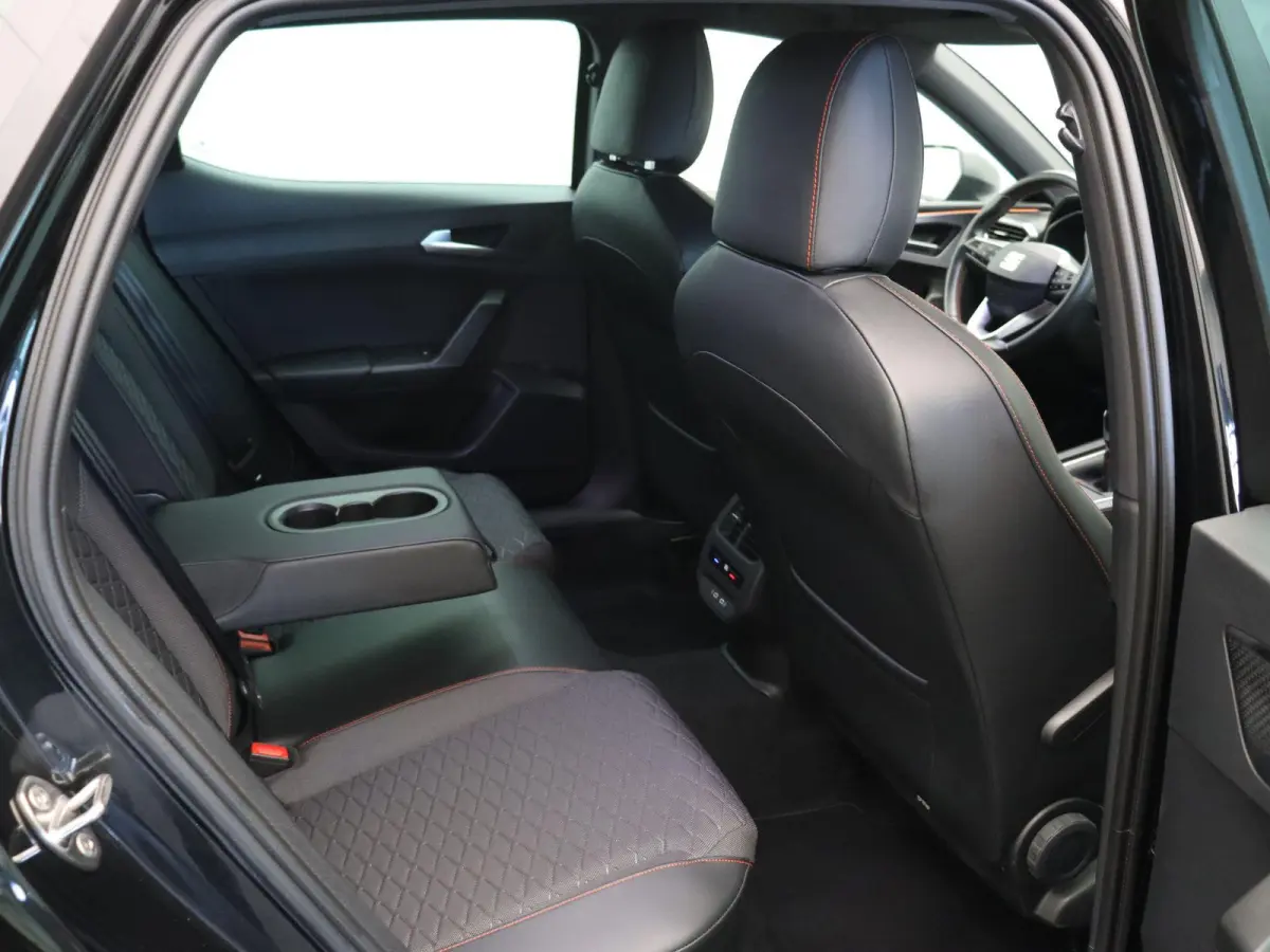 1.0 TSI FR Launch Edition | Climate Control | Stoel en Stuuverwarming | Cruise Control adaptief | Achteruitrijcamera | Sportstoelen | PDC voor en achter |