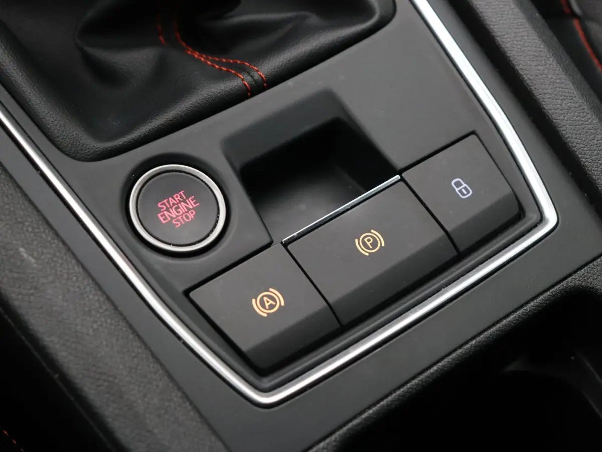 1.0 TSI FR Launch Edition | Climate Control | Stoel en Stuuverwarming | Cruise Control adaptief | Achteruitrijcamera | Sportstoelen | PDC voor en achter |