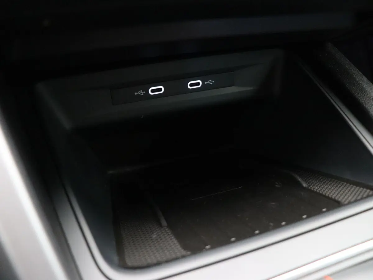 1.0 TSI FR Launch Edition | Climate Control | Stoel en Stuuverwarming | Cruise Control adaptief | Achteruitrijcamera | Sportstoelen | PDC voor en achter |