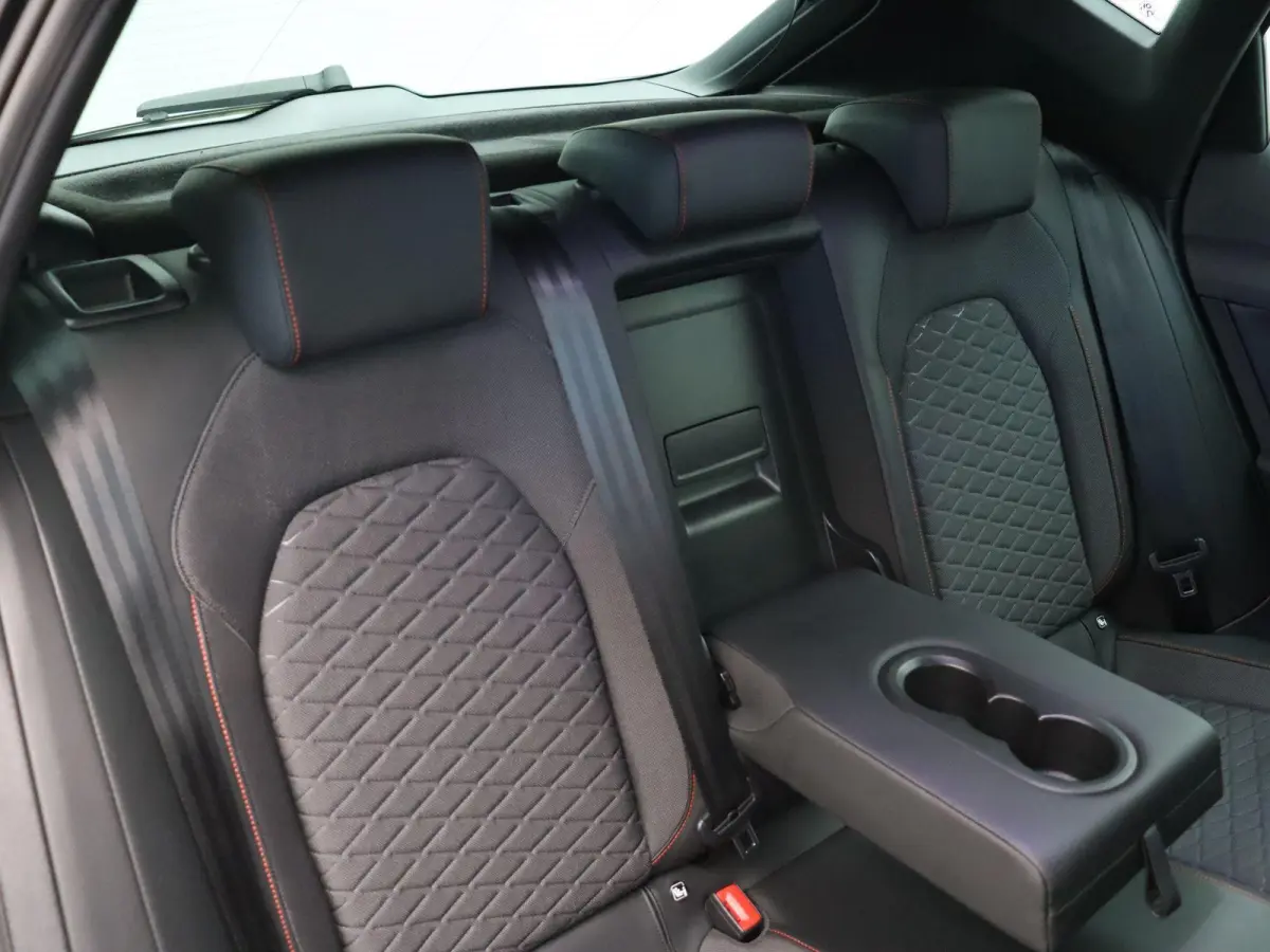 1.0 TSI FR Launch Edition | Climate Control | Stoel en Stuuverwarming | Cruise Control adaptief | Achteruitrijcamera | Sportstoelen | PDC voor en achter |