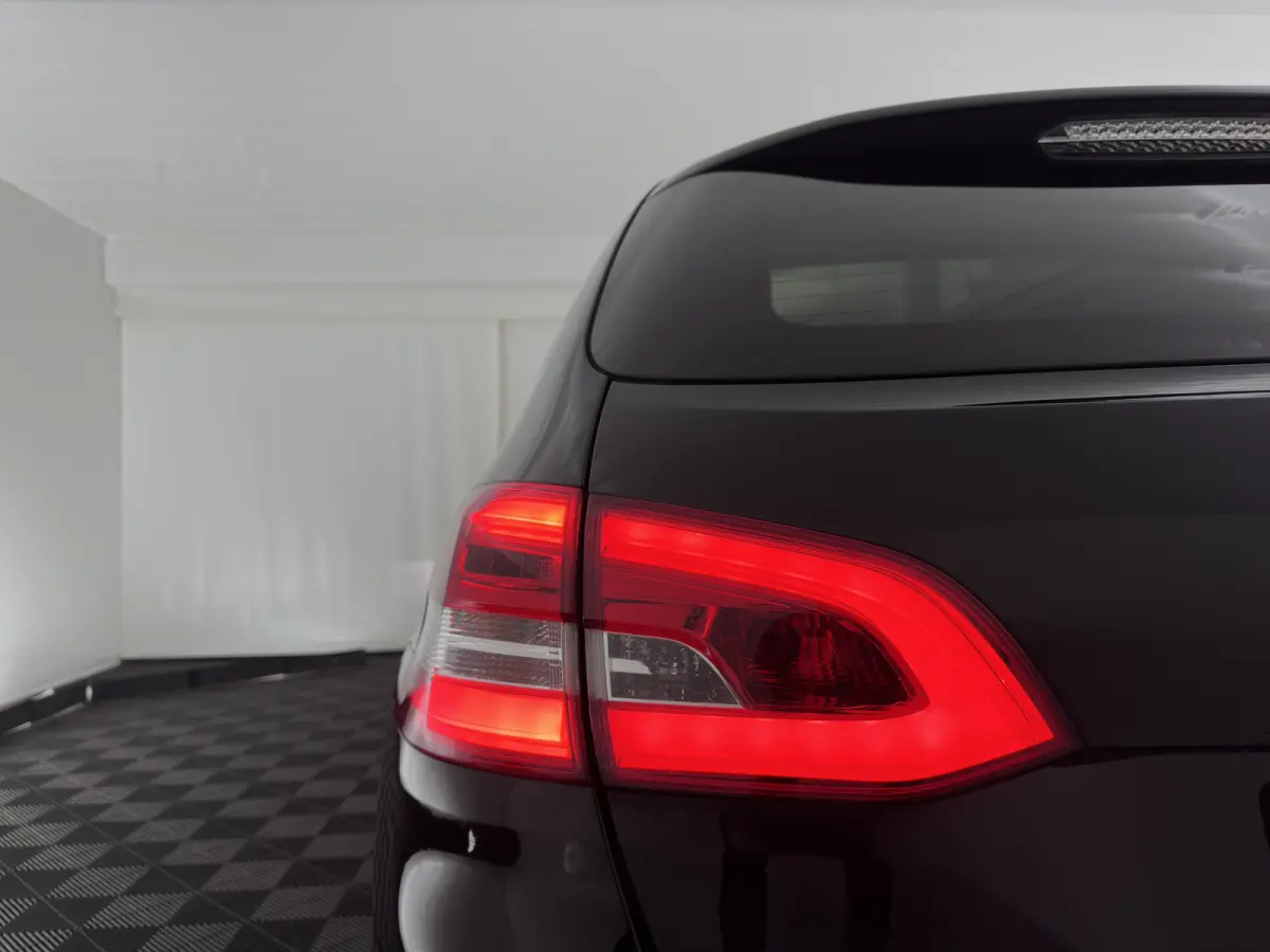 1.5 BlueHDi Blue Lease Premium (INCL.BTW) *PANO | LEATHER-MICROFIBRE | FULL-LED | DENON-AUDIO | BLIND-SPOT | SPORT-SEATS | NAVI-FULLMAP | KEYLESS | DAB | LANE-ASSIST | CAMERA | ECC | CARPLAY