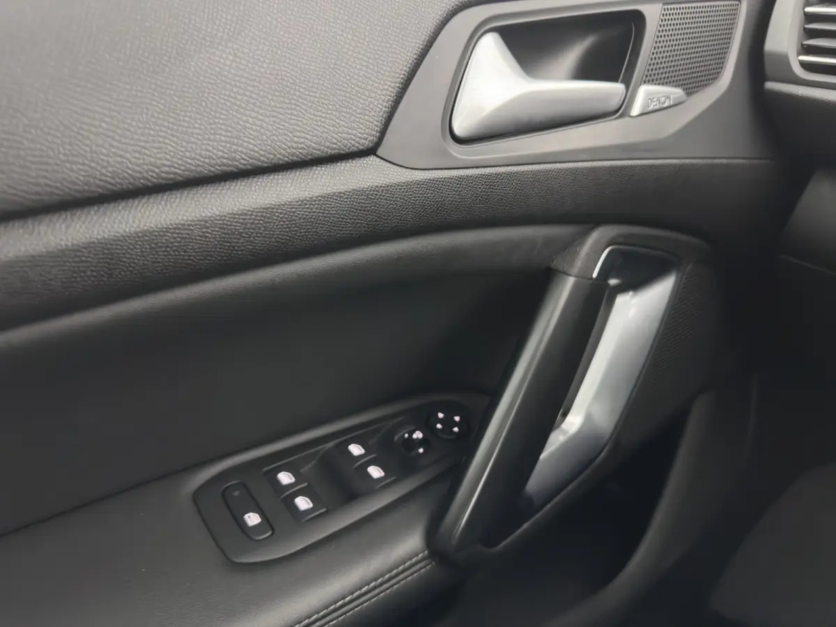 1.5 BlueHDi Blue Lease Premium (INCL.BTW) *PANO | LEATHER-MICROFIBRE | FULL-LED | DENON-AUDIO | BLIND-SPOT | SPORT-SEATS | NAVI-FULLMAP | KEYLESS | DAB | LANE-ASSIST | CAMERA | ECC | CARPLAY