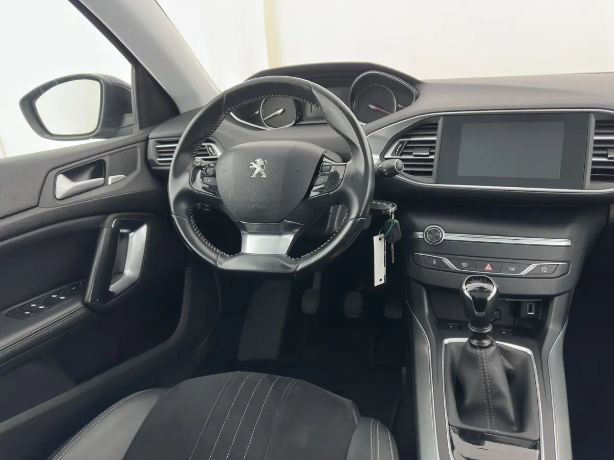 1.5 BlueHDi Blue Lease Premium (INCL.BTW) *PANO | LEATHER-MICROFIBRE | FULL-LED | DENON-AUDIO | BLIND-SPOT | SPORT-SEATS | NAVI-FULLMAP | KEYLESS | DAB | LANE-ASSIST | CAMERA | ECC | CARPLAY