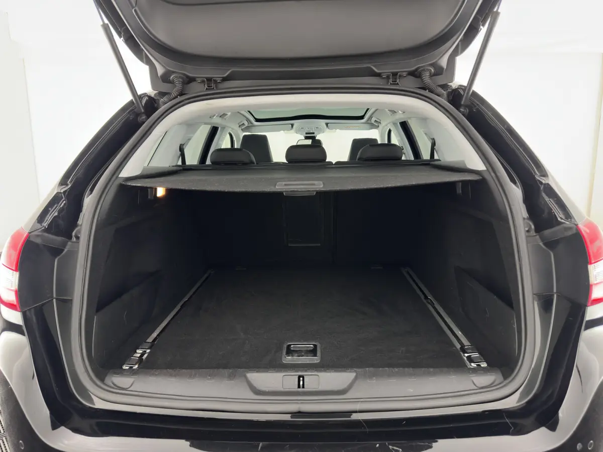 1.5 BlueHDi Blue Lease Premium (INCL.BTW) *PANO | LEATHER-MICROFIBRE | FULL-LED | DENON-AUDIO | BLIND-SPOT | SPORT-SEATS | NAVI-FULLMAP | KEYLESS | DAB | LANE-ASSIST | CAMERA | ECC | CARPLAY