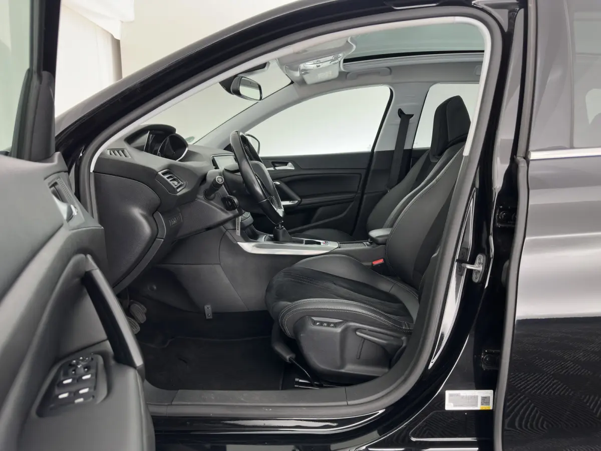 1.5 BlueHDi Blue Lease Premium (INCL.BTW) *PANO | LEATHER-MICROFIBRE | FULL-LED | DENON-AUDIO | BLIND-SPOT | SPORT-SEATS | NAVI-FULLMAP | KEYLESS | DAB | LANE-ASSIST | CAMERA | ECC | CARPLAY