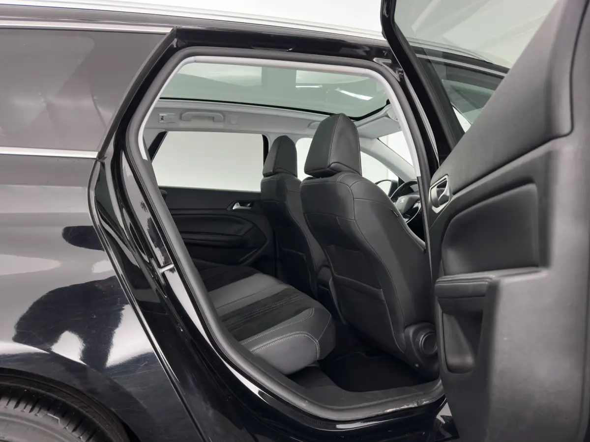 1.5 BlueHDi Blue Lease Premium (INCL.BTW) *PANO | LEATHER-MICROFIBRE | FULL-LED | DENON-AUDIO | BLIND-SPOT | SPORT-SEATS | NAVI-FULLMAP | KEYLESS | DAB | LANE-ASSIST | CAMERA | ECC | CARPLAY