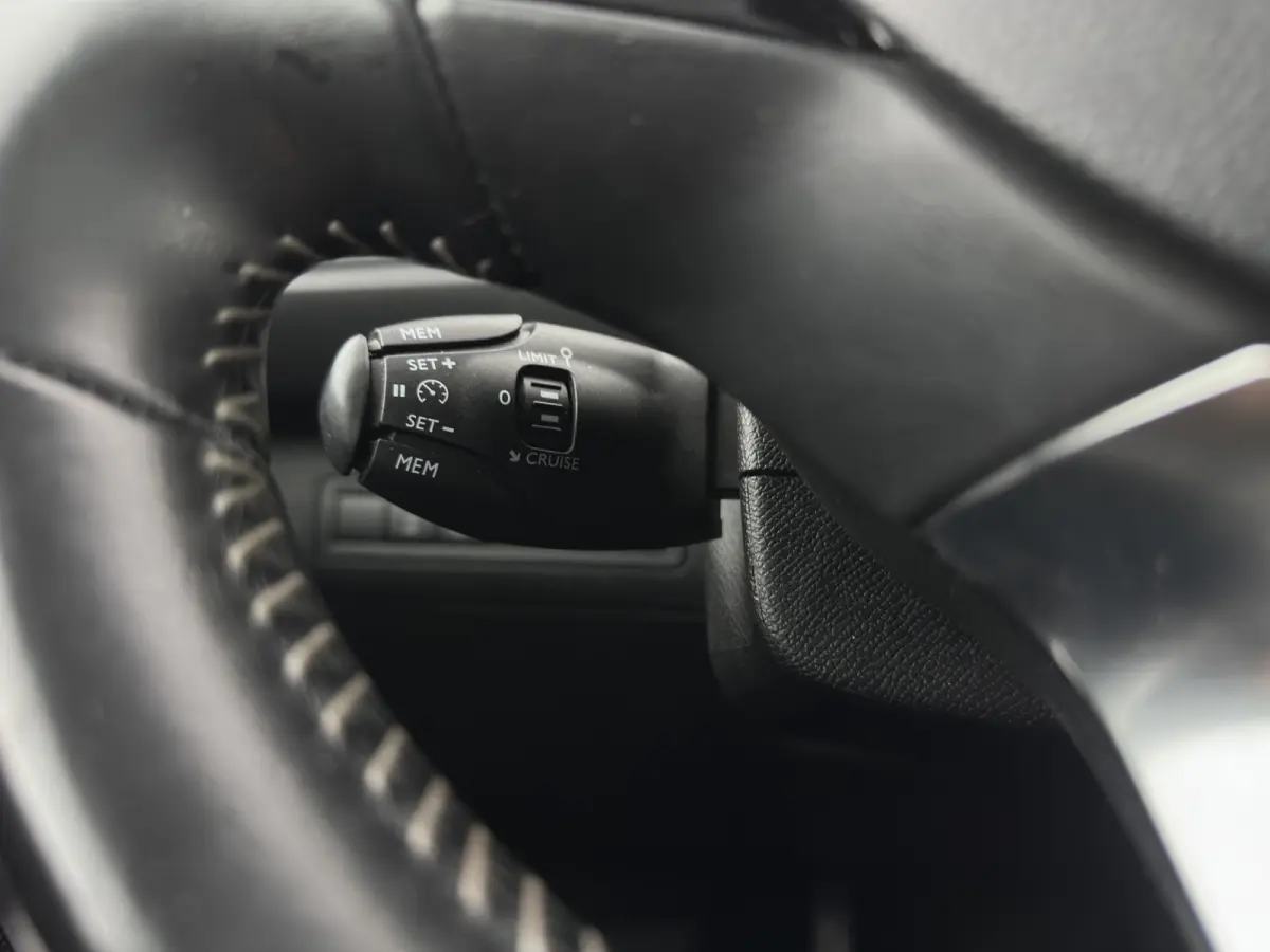 1.5 BlueHDi Blue Lease Premium (INCL.BTW) *PANO | LEATHER-MICROFIBRE | FULL-LED | DENON-AUDIO | BLIND-SPOT | SPORT-SEATS | NAVI-FULLMAP | KEYLESS | DAB | LANE-ASSIST | CAMERA | ECC | CARPLAY