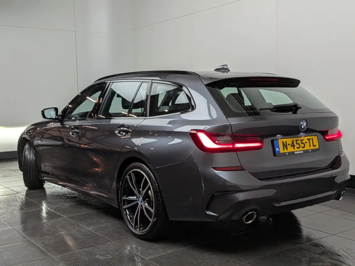 320e Business Edition Plus M Sport Plus l 1e Eigenaar l Pano Dak l Leder l Head up l Trekhaak Elektr. l Adapt. Cr Control l Keyless l