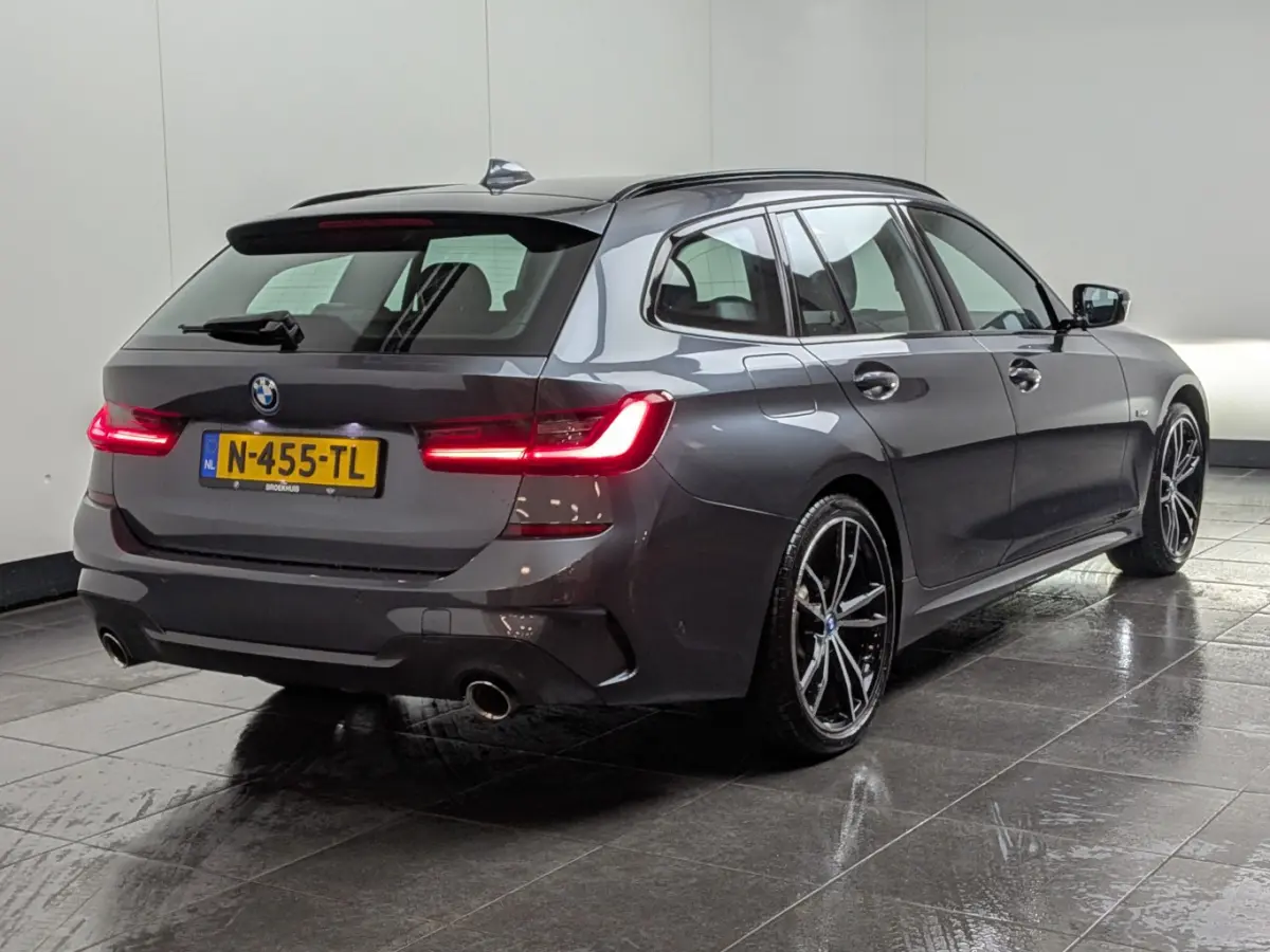 320e Business Edition Plus M Sport Plus l 1e Eigenaar l Pano Dak l Leder l Head up l Trekhaak Elektr. l Adapt. Cr Control l Keyless l