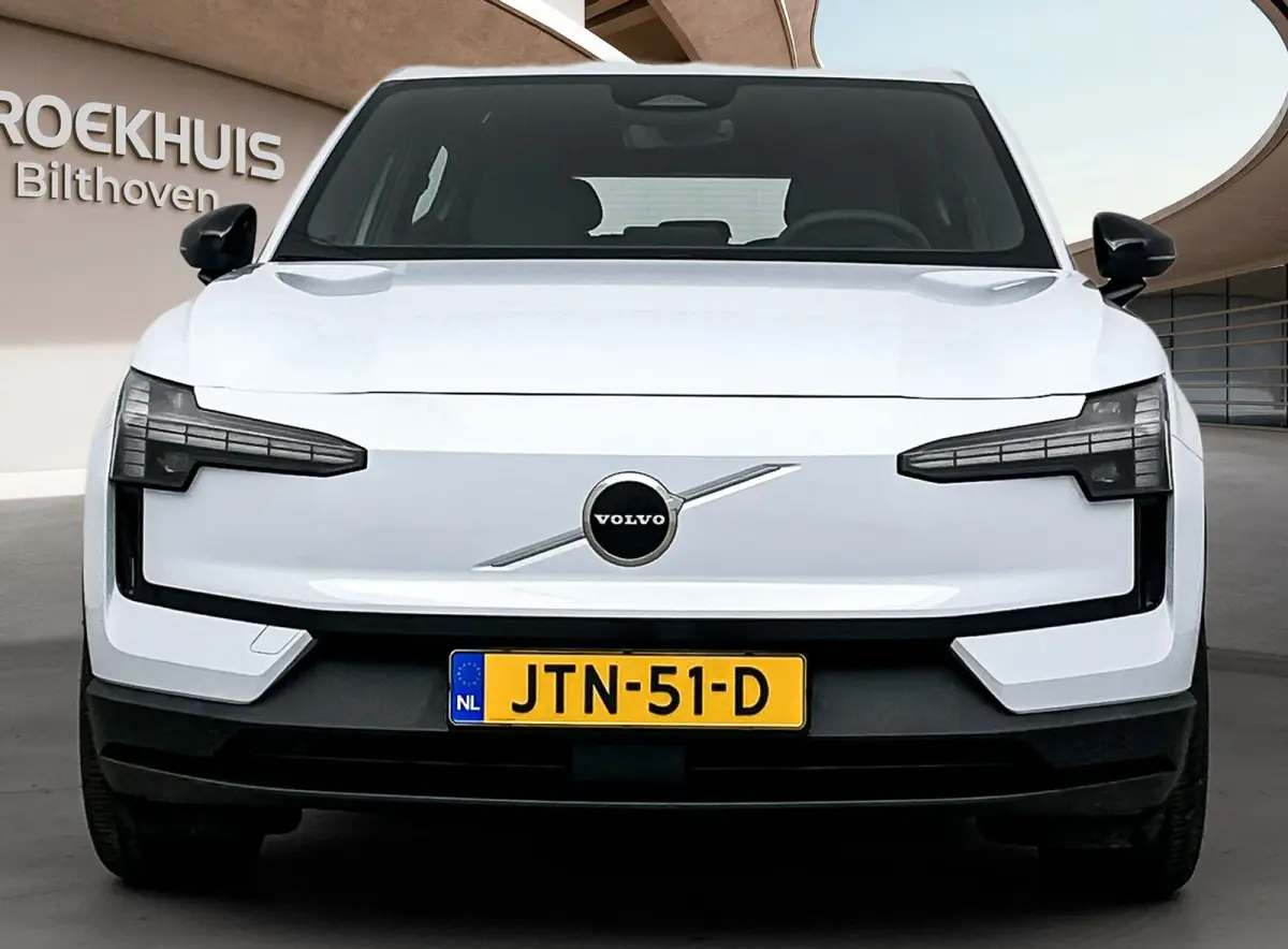Single Motor Plus Europa 51 kWh | Stoel + Stuurverwarming | 18 inch LM Velgen | PDC + camera | Warmtepomp | Elektrisch verstelbare stoelen |