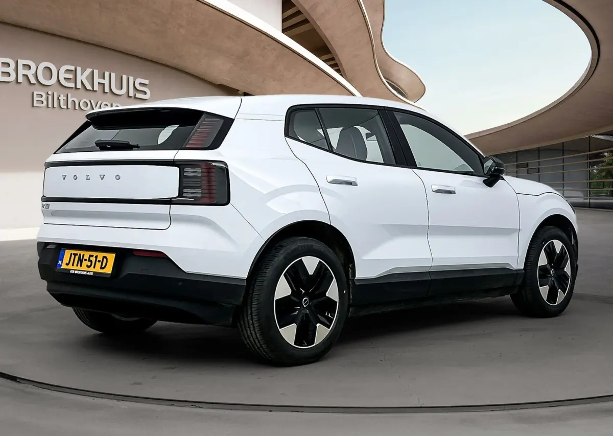Single Motor Plus Europa 51 kWh | Stoel + Stuurverwarming | 18 inch LM Velgen | PDC + camera | Warmtepomp | Elektrisch verstelbare stoelen |