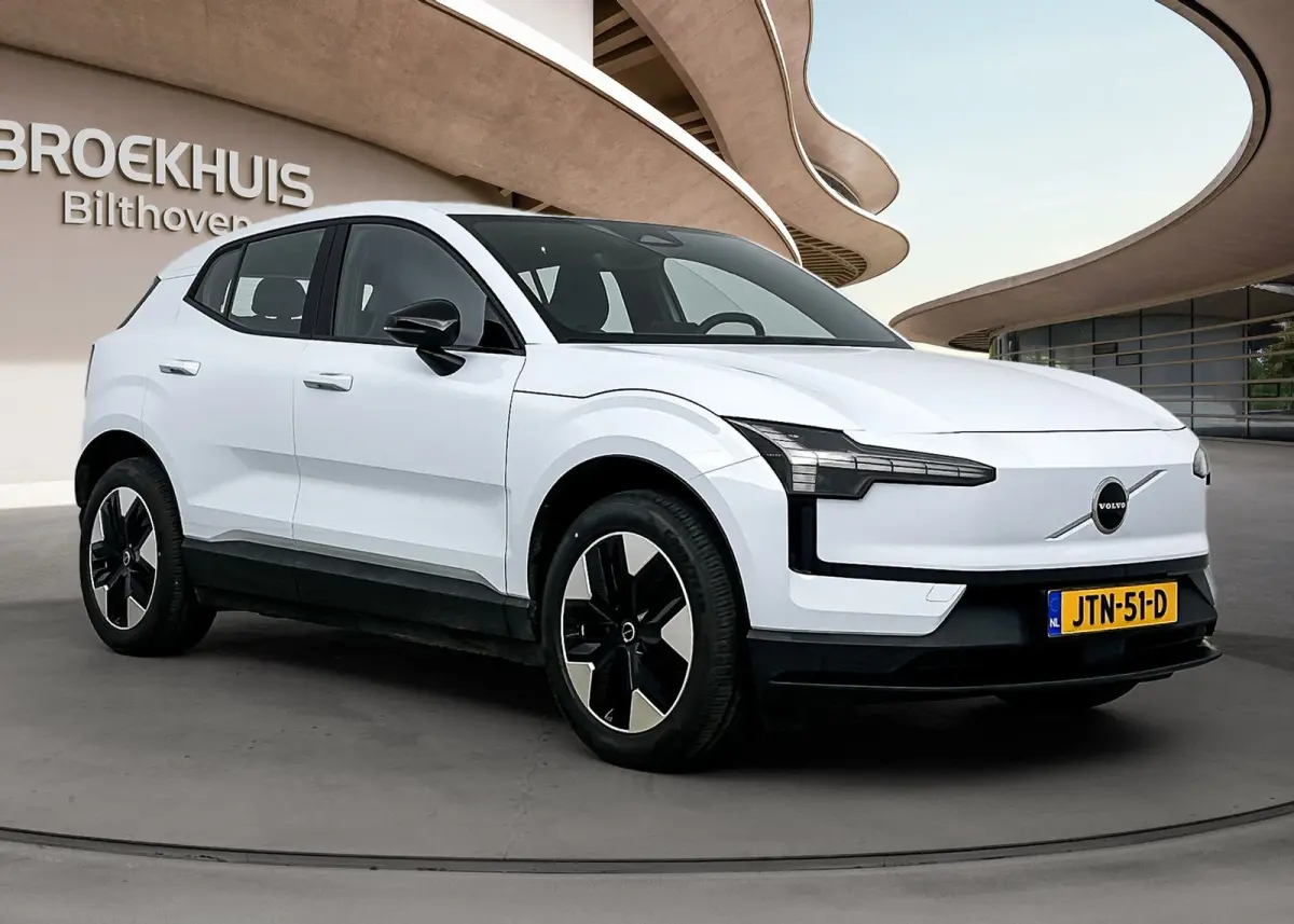 Single Motor Plus Europa 51 kWh | Stoel + Stuurverwarming | 18 inch LM Velgen | PDC + camera | Warmtepomp | Elektrisch verstelbare stoelen |