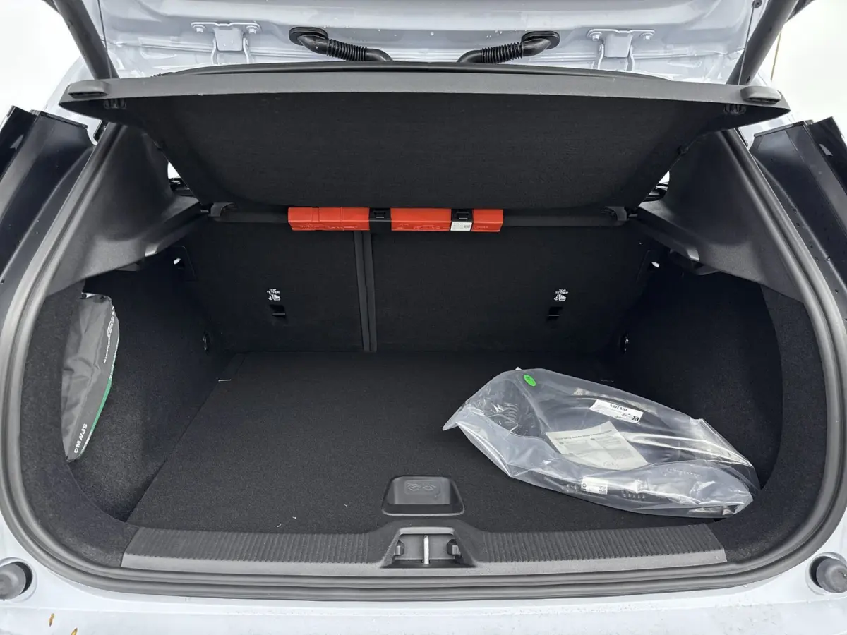 Single Motor Plus Europa 51 kWh | Stoel + Stuurverwarming | 18 inch LM Velgen | PDC + camera | Warmtepomp | Elektrisch verstelbare stoelen |