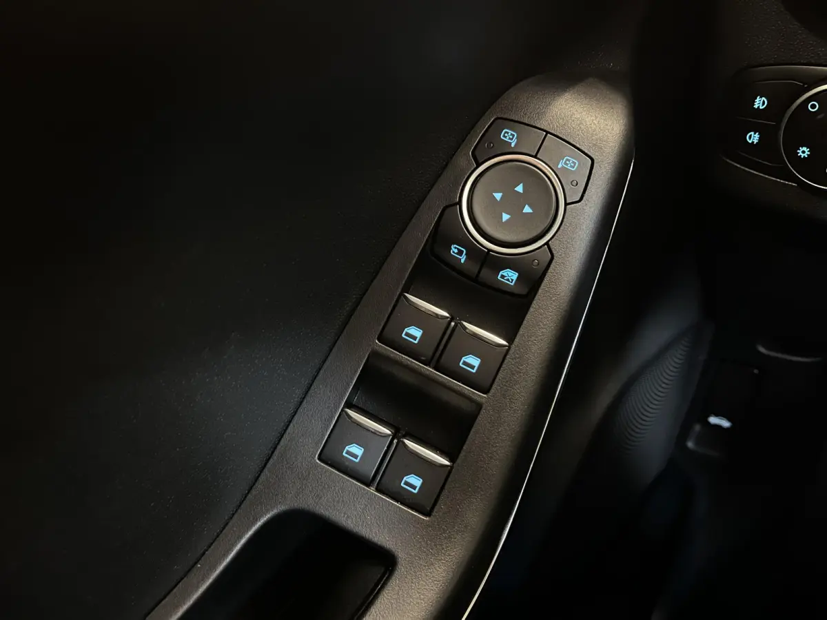 1.0 EcoBoost Titanium Climate control Cruise control LED Parkeersensor achter Stoel + Stuur verwarming Navigatie Apple Carplay/ Android Auto