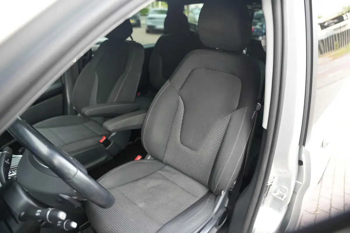 220d Lang DC Dubbele Cabine | BTW | Camera | CarPlay | Stoelverwarming | Cruise | Allseason