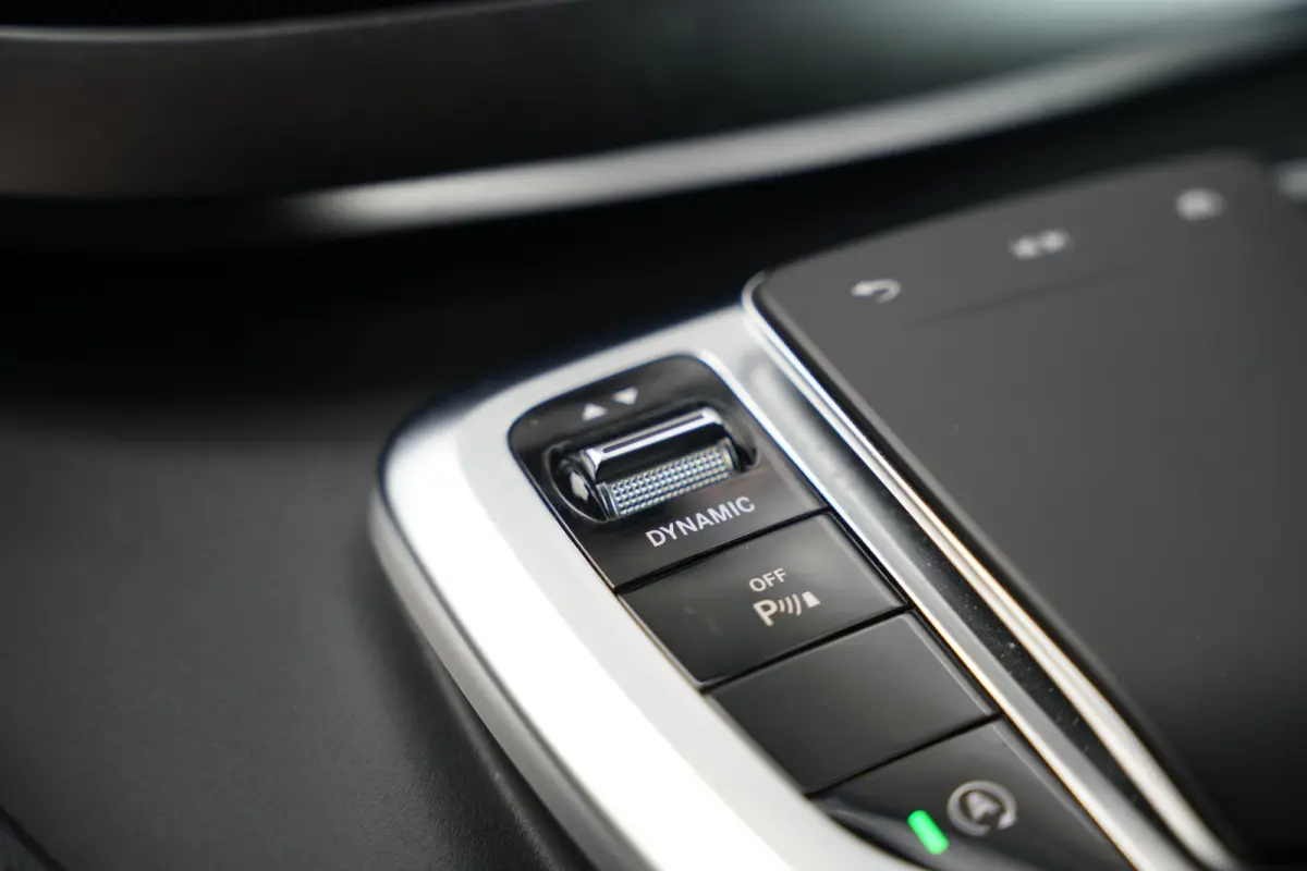 220d Lang DC Dubbele Cabine | BTW | Camera | CarPlay | Stoelverwarming | Cruise | Allseason
