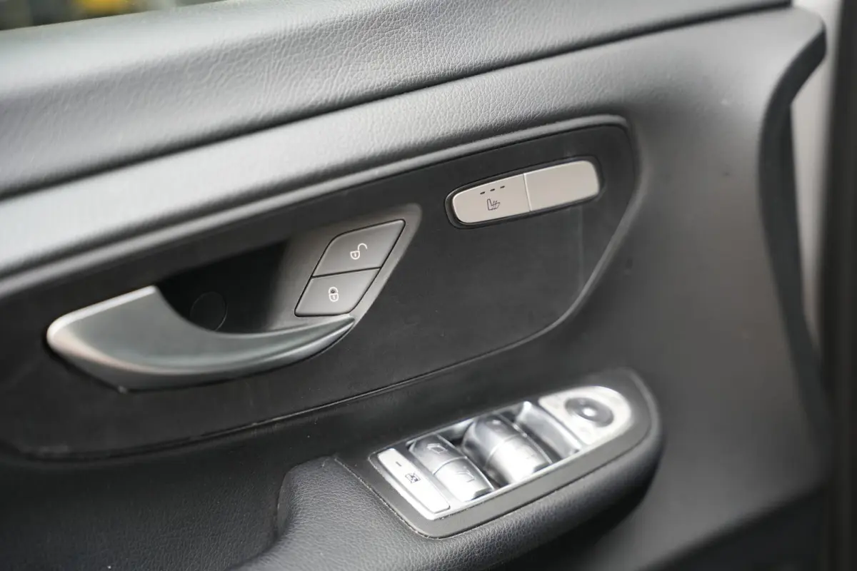 220d Lang DC Dubbele Cabine | BTW | Camera | CarPlay | Stoelverwarming | Cruise | Allseason