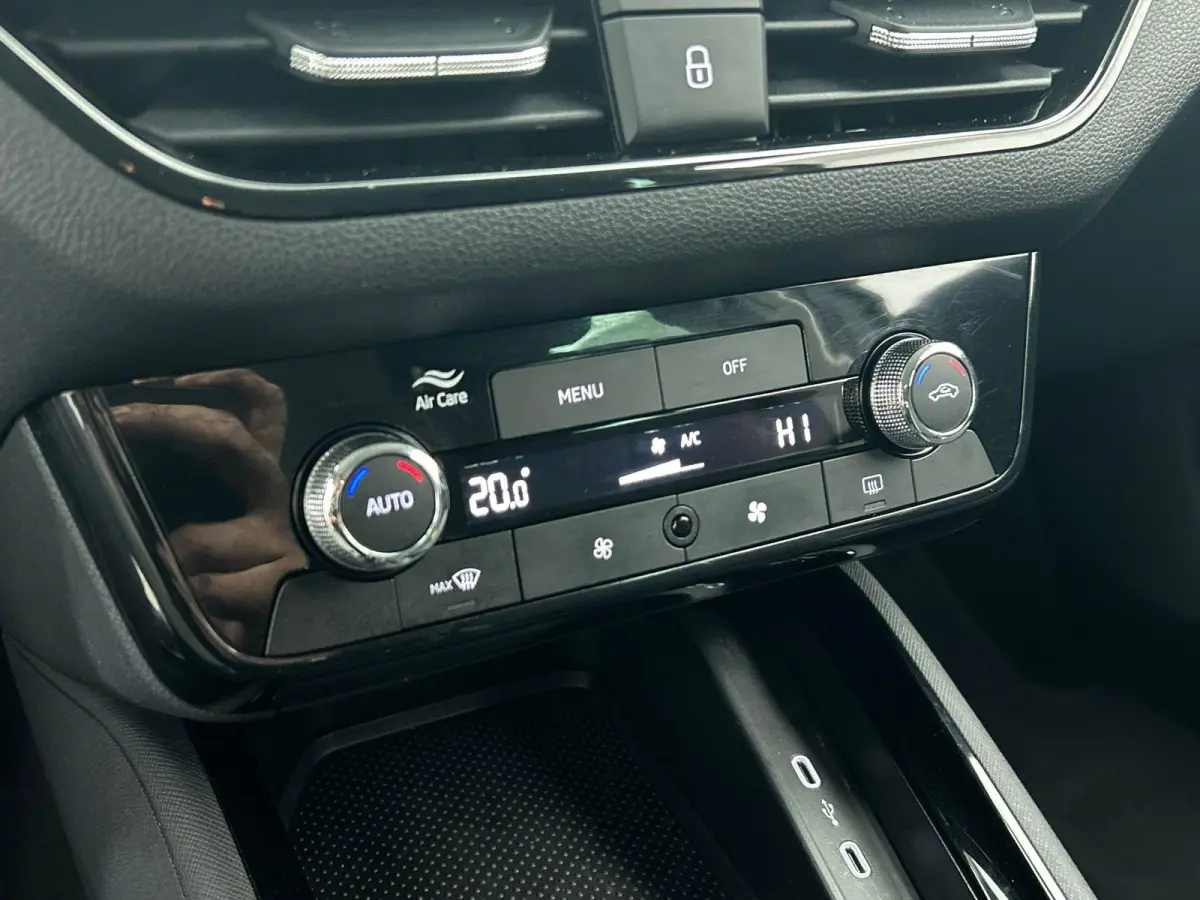 1.0 TSI Business Edition Automaat Navigatie Climate control Cruise control LED Keyless Start Achteruitrijcamera Parkeersensoren Apple Carplay/ Android Auto Radio