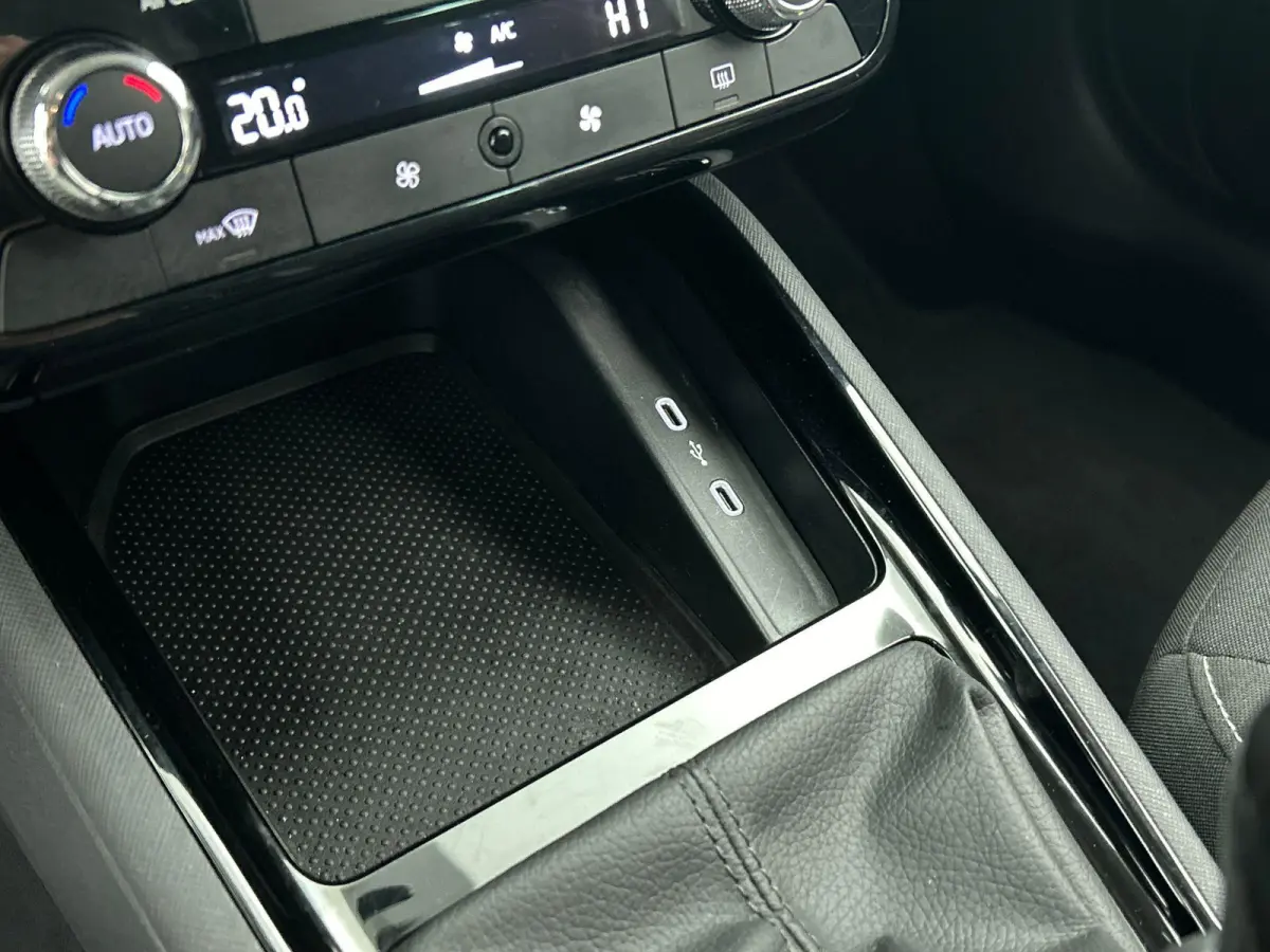 1.0 TSI Business Edition Automaat Navigatie Climate control Cruise control LED Keyless Start Achteruitrijcamera Parkeersensoren Apple Carplay/ Android Auto Radio