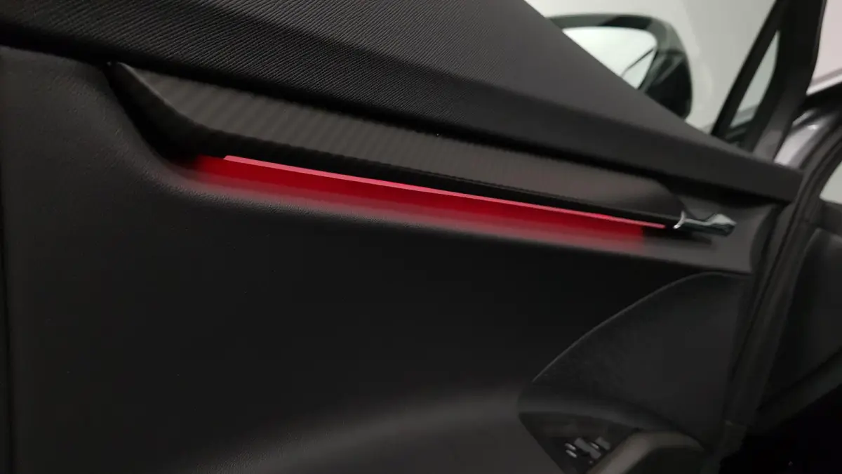 80 Sportline DEMO ! Navigatie Climate pack Assistentie pack LED Extra Getint glas Lichtmetalen Velgen