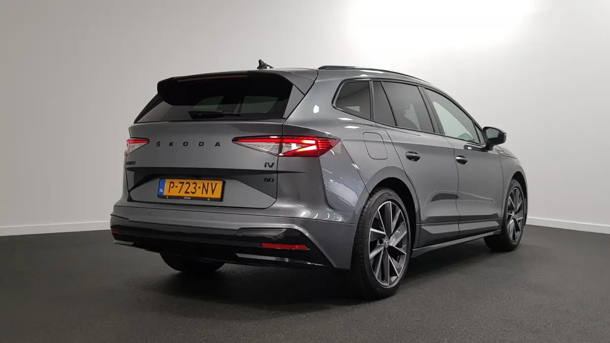 80 Sportline DEMO ! Navigatie Climate pack Assistentie pack LED Extra Getint glas Lichtmetalen Velgen
