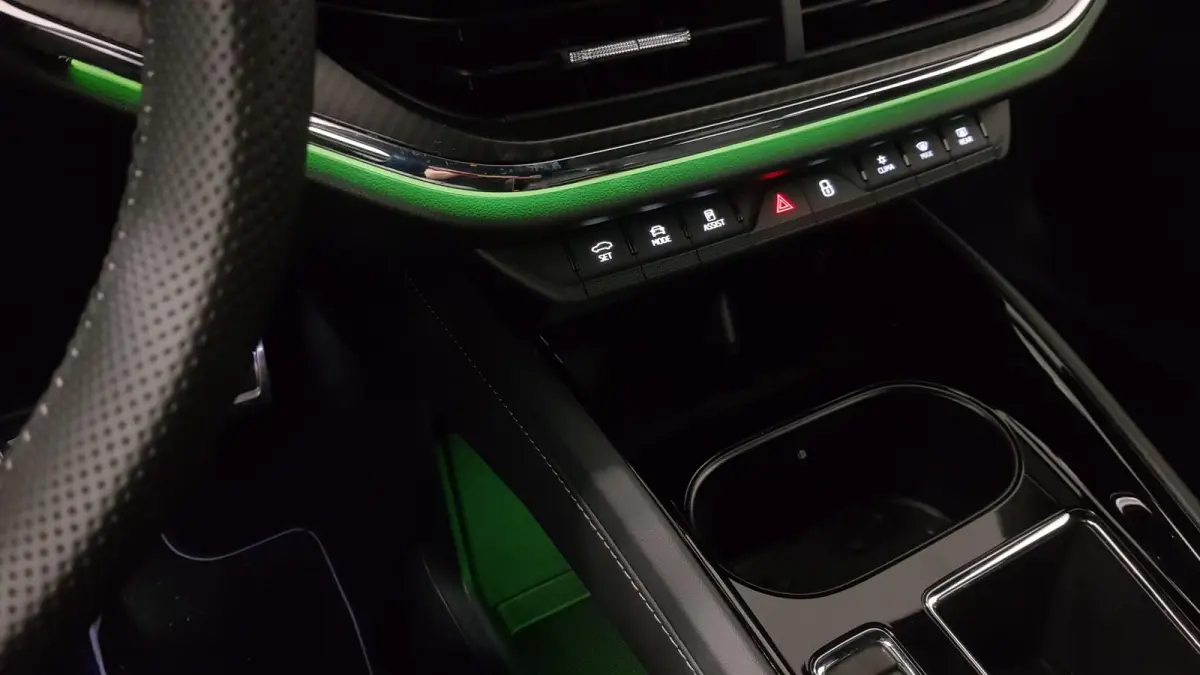 80 Sportline DEMO ! Navigatie Climate pack Assistentie pack LED Extra Getint glas Lichtmetalen Velgen