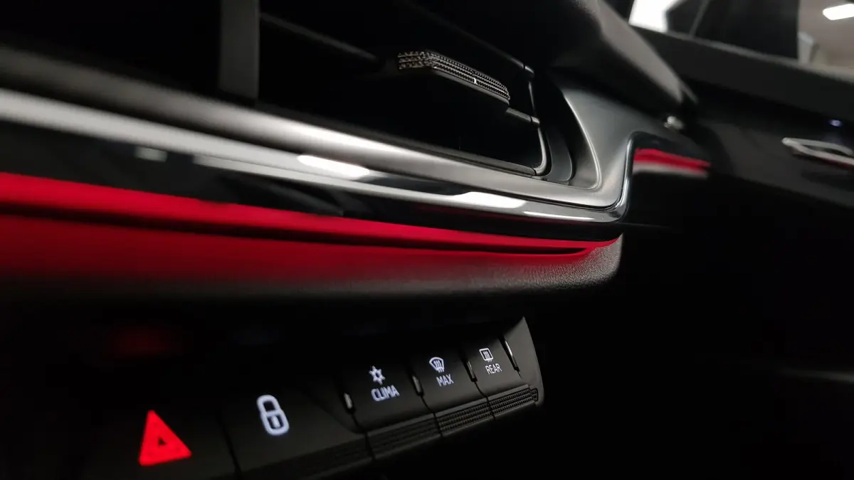 80 Sportline DEMO ! Navigatie Climate pack Assistentie pack LED Extra Getint glas Lichtmetalen Velgen