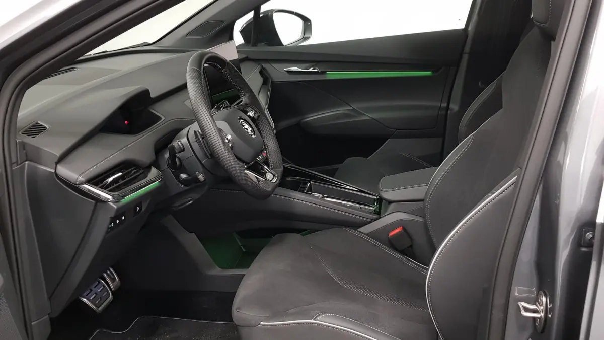 80 Sportline DEMO ! Navigatie Climate pack Assistentie pack LED Extra Getint glas Lichtmetalen Velgen