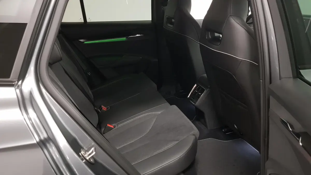 80 Sportline DEMO ! Navigatie Climate pack Assistentie pack LED Extra Getint glas Lichtmetalen Velgen