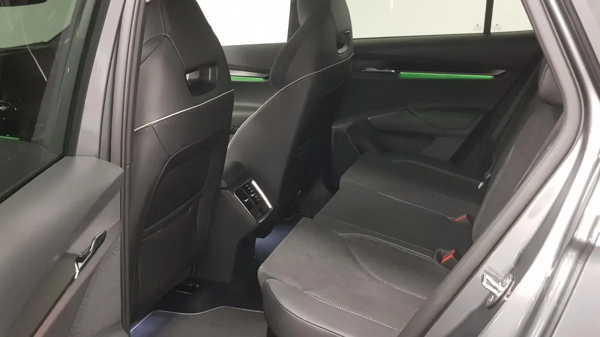80 Sportline DEMO ! Navigatie Climate pack Assistentie pack LED Extra Getint glas Lichtmetalen Velgen