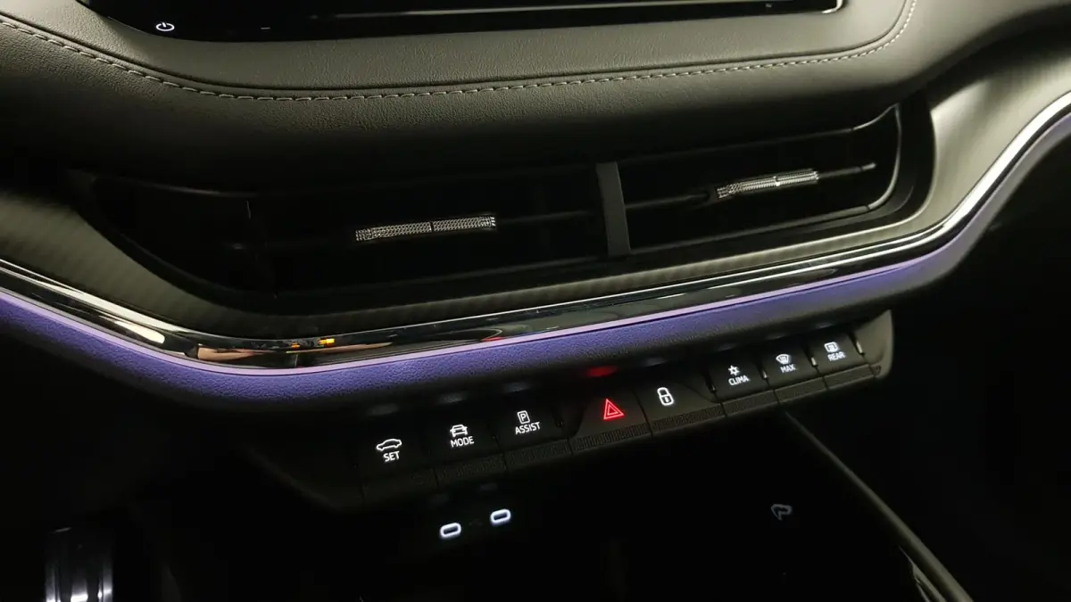 80 Sportline DEMO ! Navigatie Climate pack Assistentie pack LED Extra Getint glas Lichtmetalen Velgen