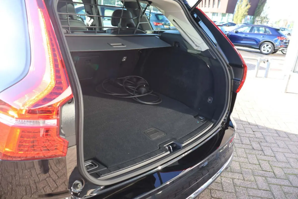 2.0 T6 Plug-in hybrid AWD Essential Edition Bright | SoH 94% | Trekhaak | Panoramadak | Leder | Camera