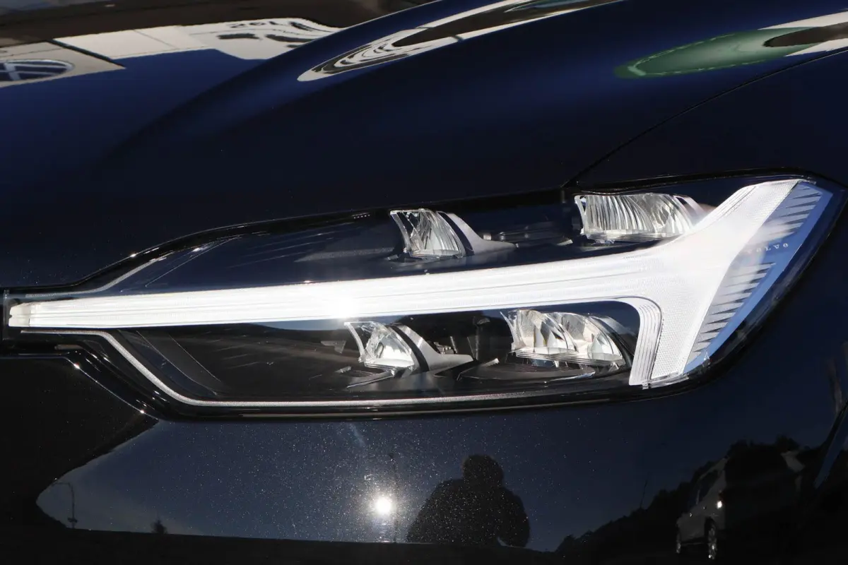 2.0 T6 Plug-in hybrid AWD Essential Edition Bright | SoH 94% | Trekhaak | Panoramadak | Leder | Camera