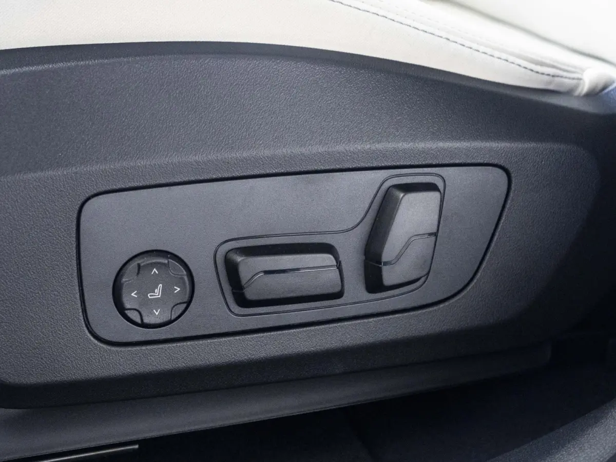 225e xDrive M Sportpakket | Travel-pakket | Comfort Pack | Innovation Pack |
